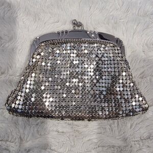 Whiting & Davis Vintage Silver Mesh Coin Purse Made in USA Kiss Lock